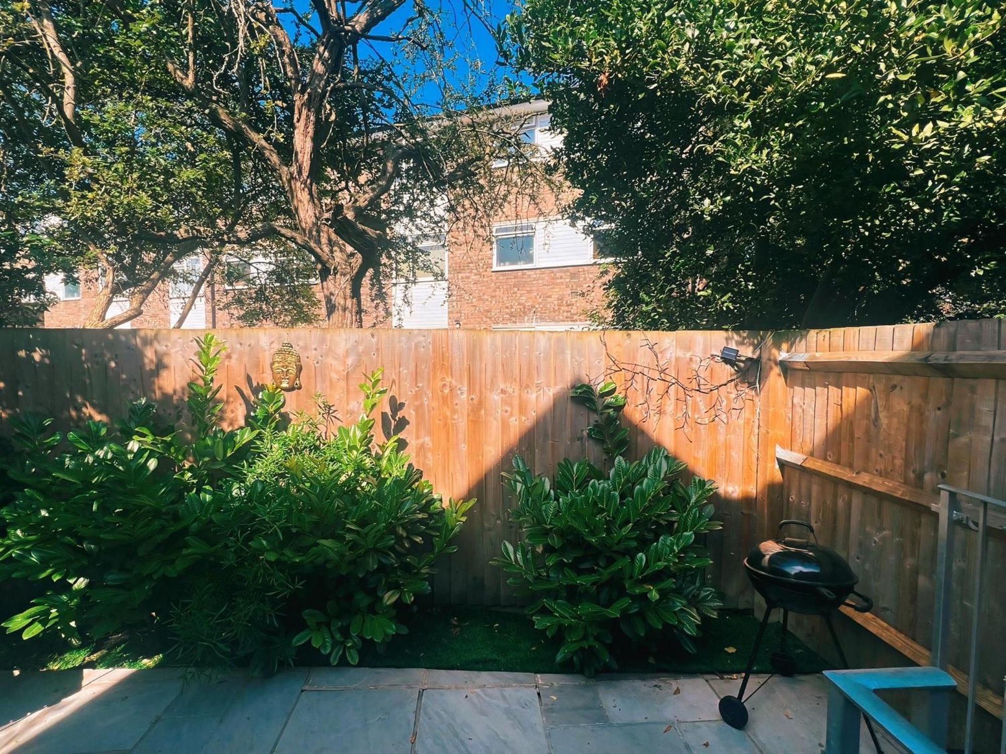 Tropical With Private Bathroom And Patio Guest house *