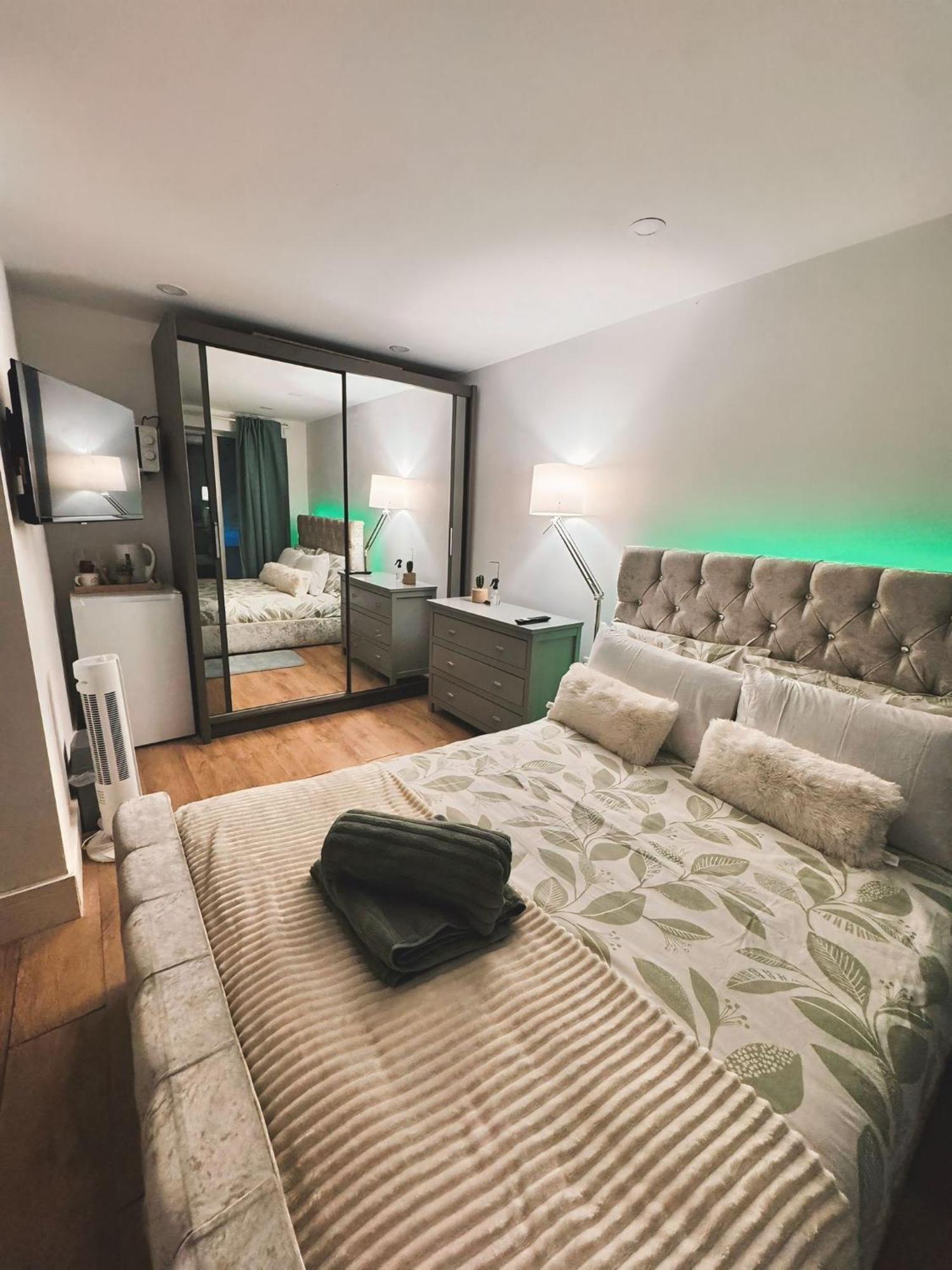 Guest house Tropical With Private Bathroom And Patio *