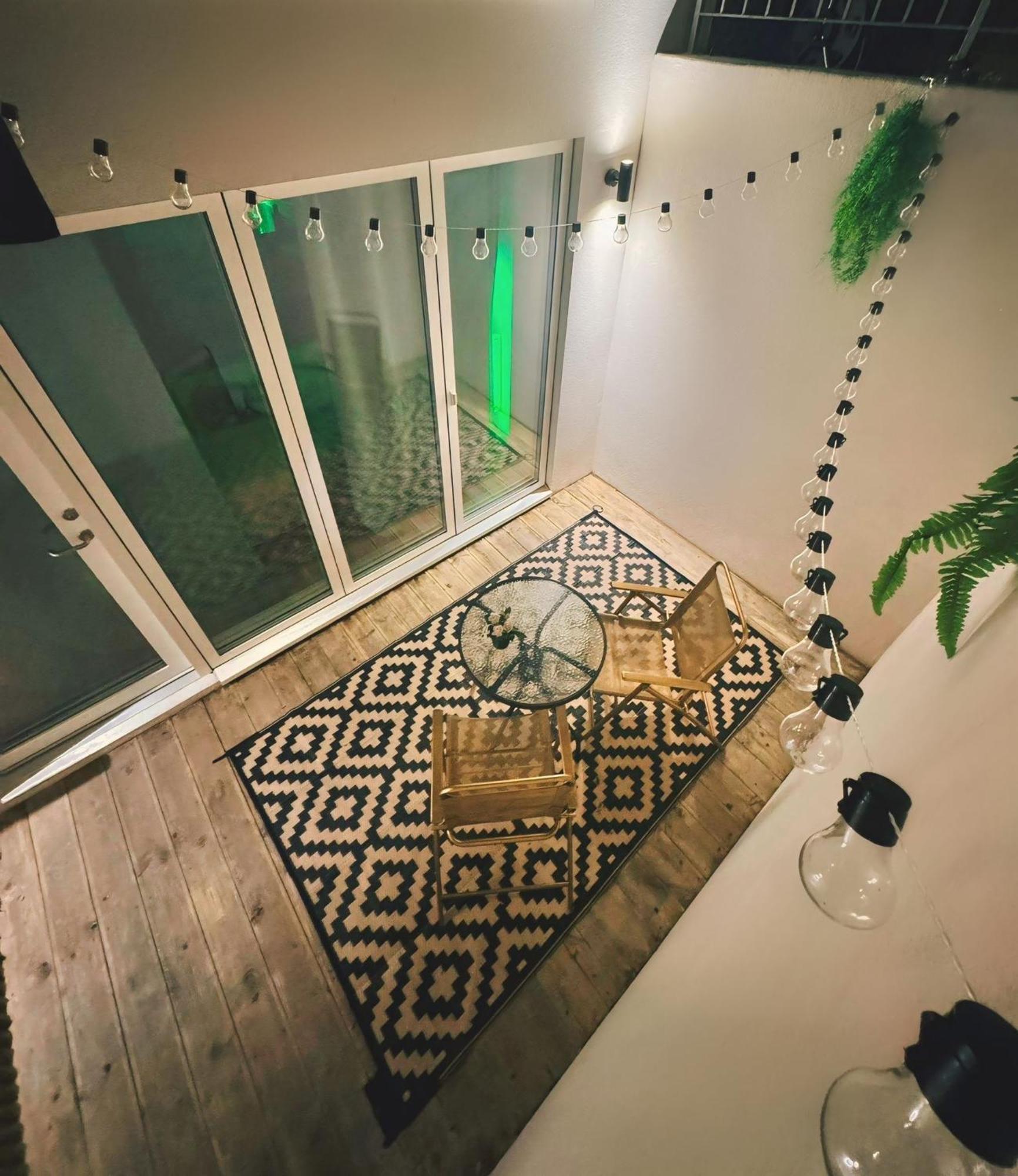 Guest house Tropical With Private Bathroom And Patio London