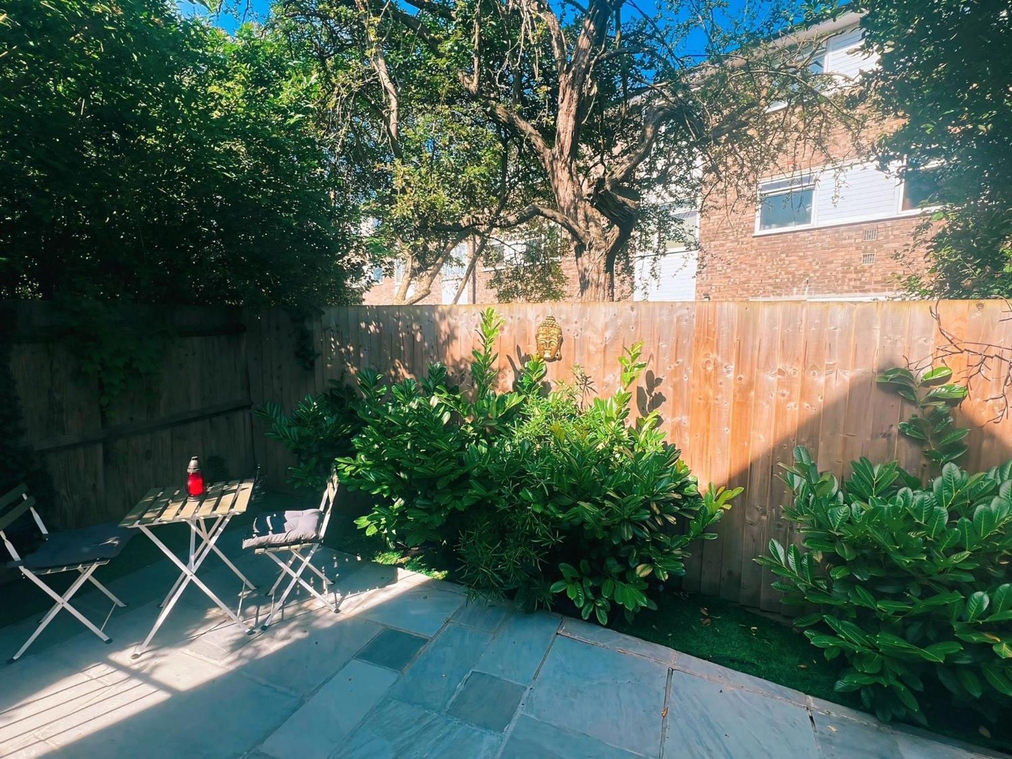 Tropical With Private Bathroom And Patio Guest house *