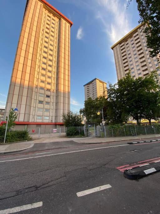 Comfy Entire Flat With View Balcony In Regents Park, Camden, London