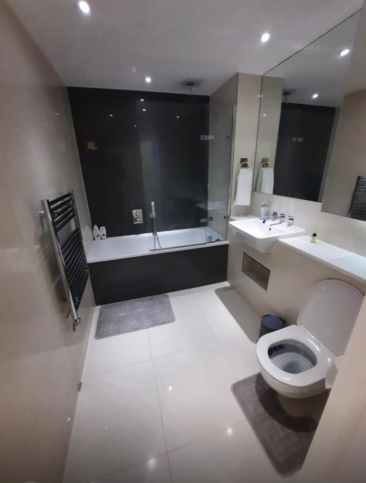 Spacious 3 Bed With Stunning Views Apartment