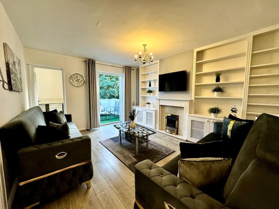 Newly Renovated Kensington 2 Bedroom With Balcony Near Harrods Sleeps 6, 2 Min Walk From Station Leilighet London