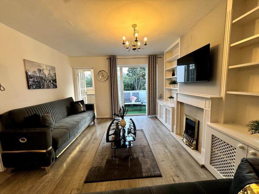 Newly Renovated Kensington 2 Bedroom With Balcony Near Harrods Sleeps 6, 2 Min Walk From Station Leilighet *