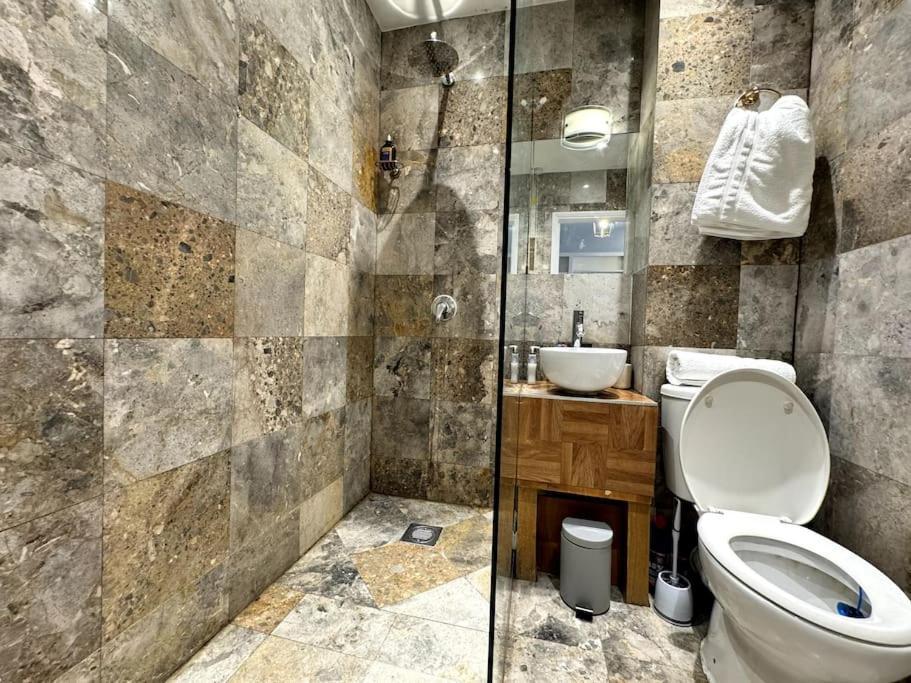 Newly Renovated Kensington 2 Bedroom With Balcony Near Harrods Sleeps 6, 2 Min Walk From Station Leilighet London