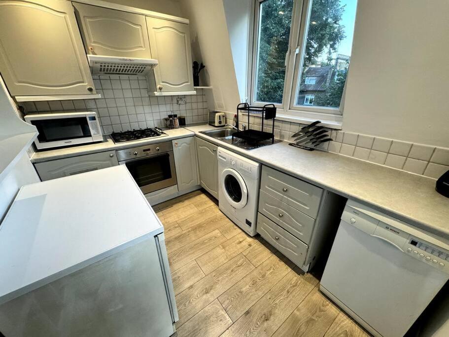 Newly Renovated Kensington 2 Bedroom With Balcony Near Harrods Sleeps 6, 2 Min Walk From Station * London