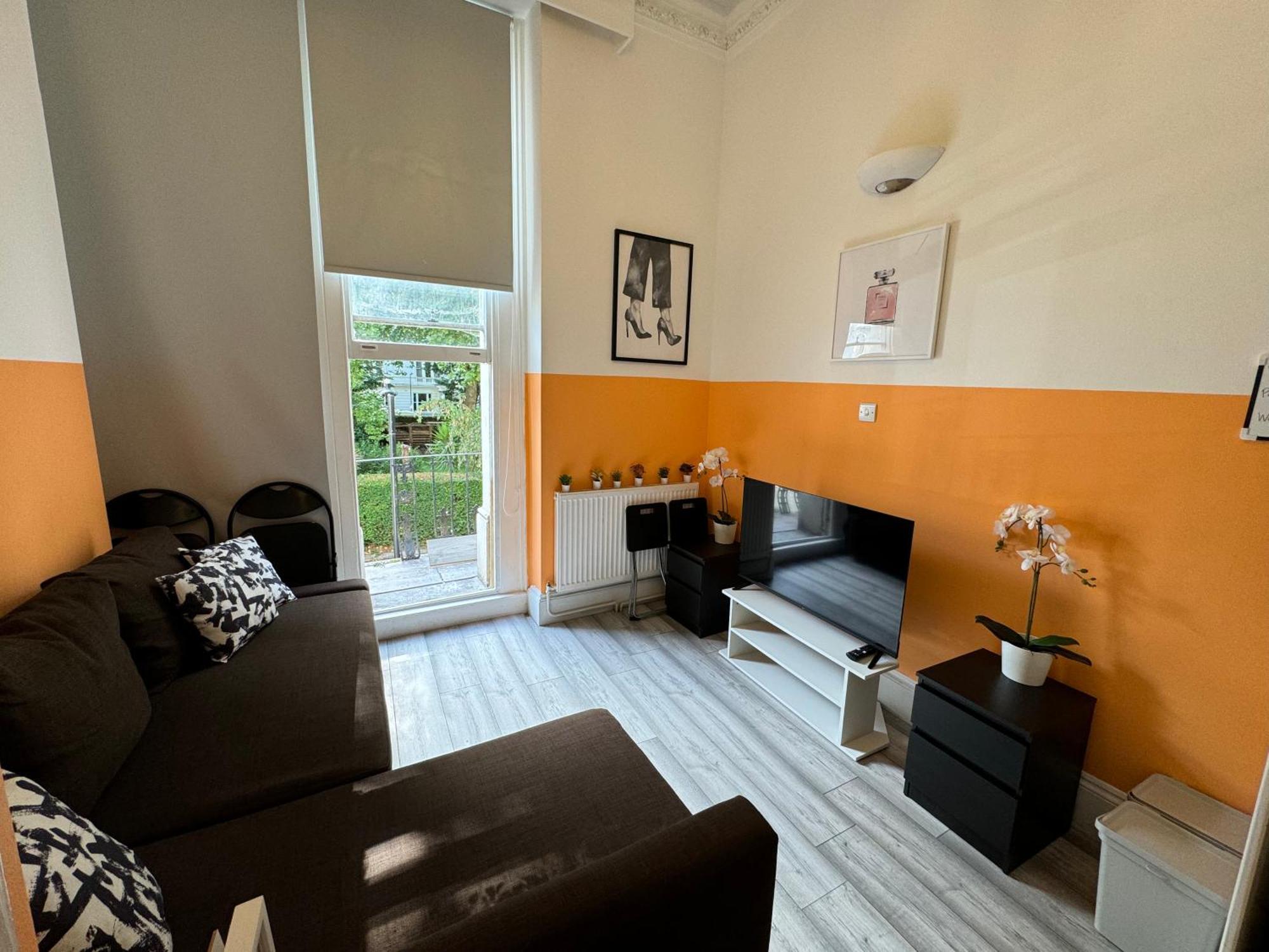 Central, Compact And Fashion Flat For 4 People With Breakfast In Kensington Zone 1 Londen
