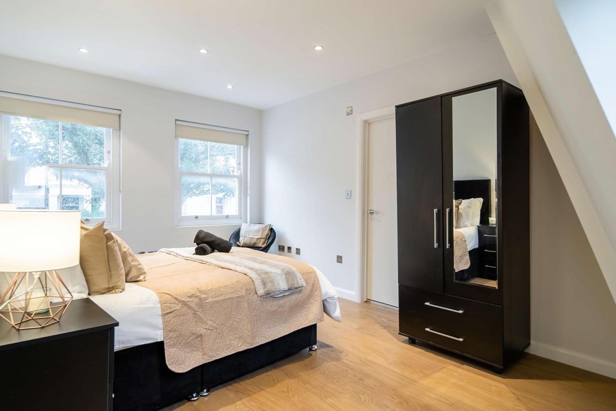 Camden Coach House By Livestay Short Lets & Serviced With Terrace Retreat & Parking Holiday home