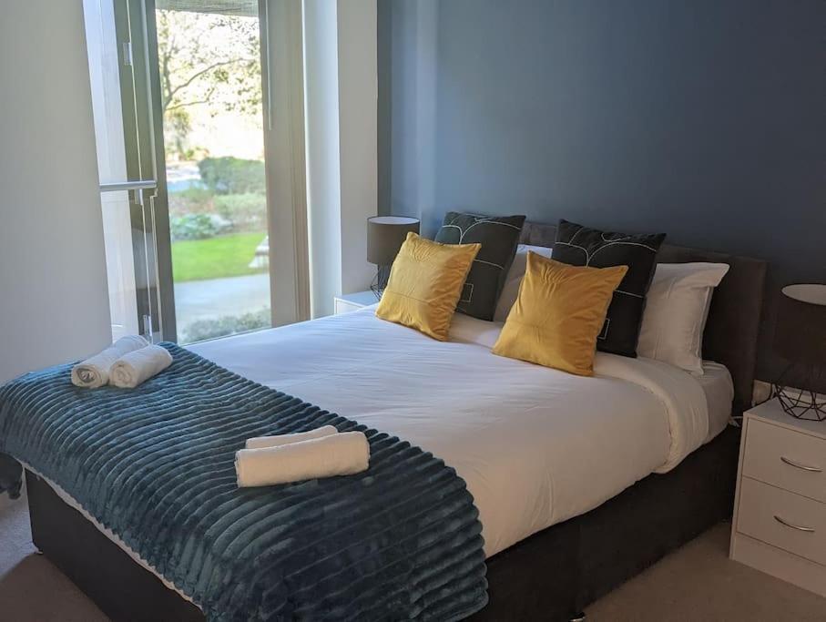 Premium Offers L Last-minute L Remigro Short Lets L 1 Bed Flat L Royal Docks L Airport & Excel L 2 Bed St Albans L Family Friendly L Near Bus Stop L Centre L Book Today With Remigro Apartamento