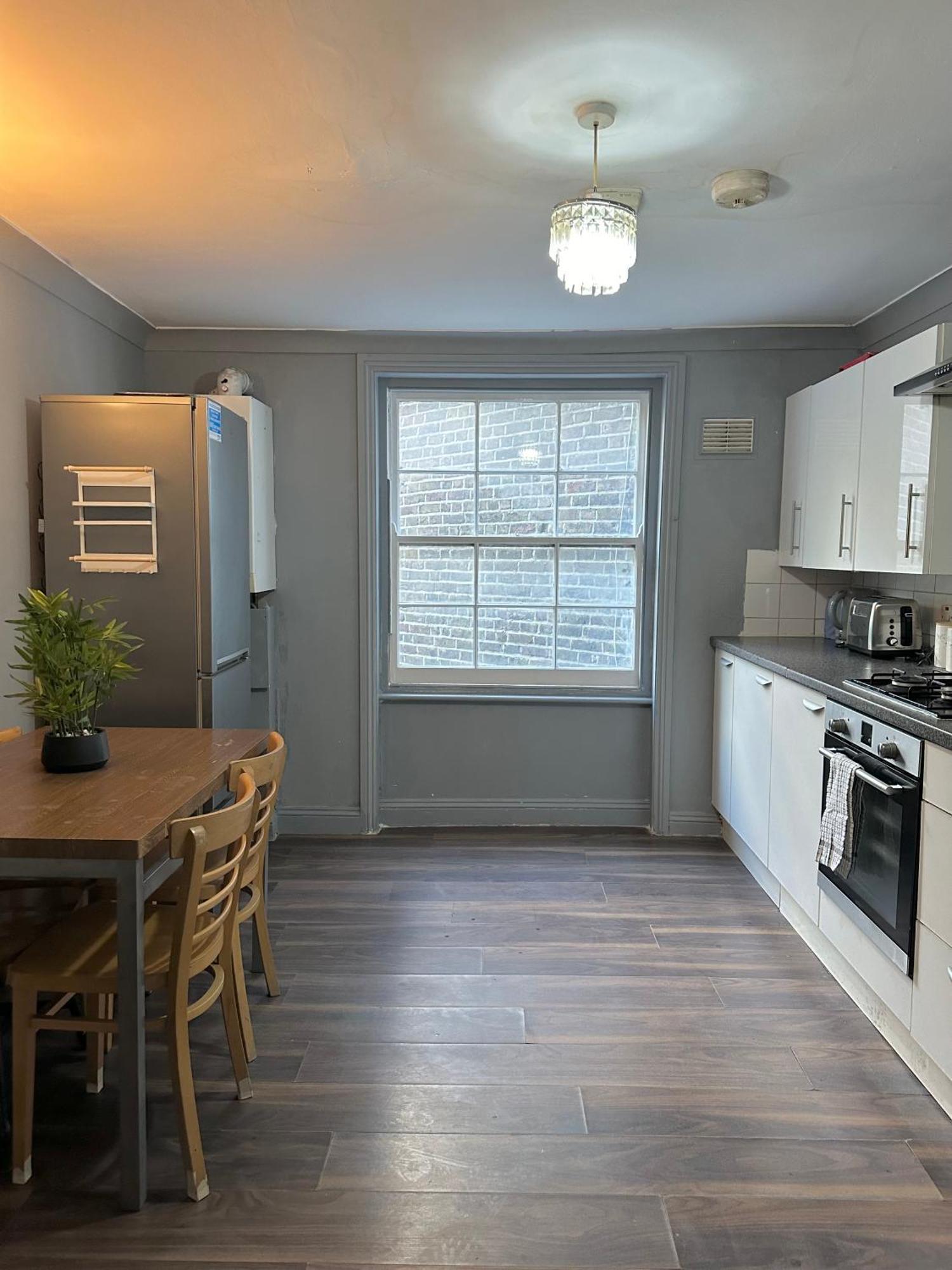 Luxury In A 4 Bedroom Flat! 4 Minutes Walk To Kingscross, St Pancras London