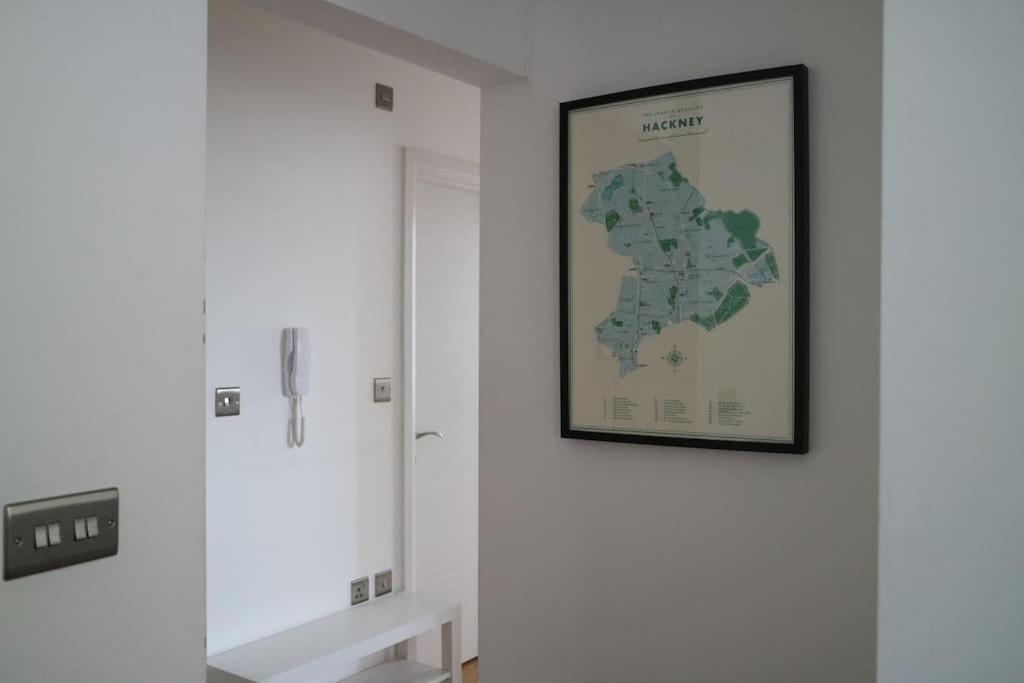 2 Bedroom Modern, Simple Flat In Broadway Market * London