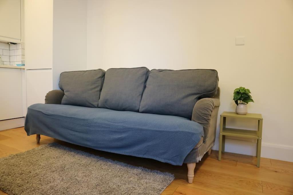 2 Bedroom Modern, Simple Flat In Broadway Market * London