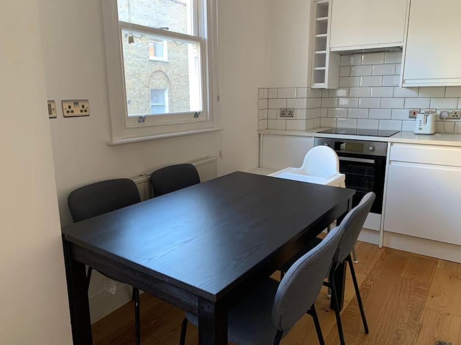 2 Bedroom Modern, Simple Flat In Broadway Market * London