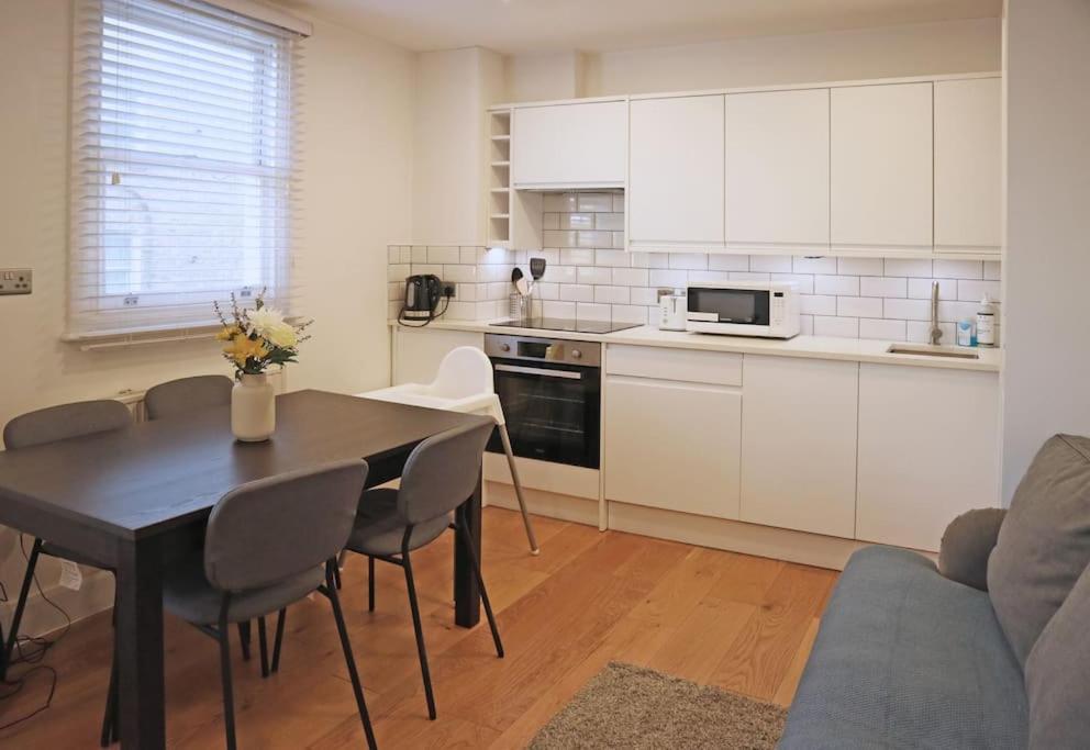2 Bedroom Modern, Simple Flat In Broadway Market Apartment