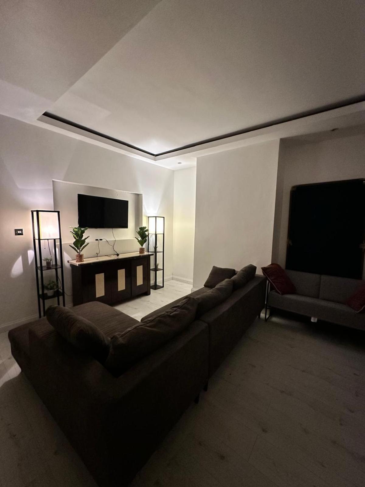 2 Bedroom Flat Wembley Apartment