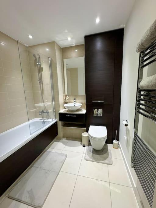 Luxury 2 Bed 2 Bath 1 Min From Station Leilighet *