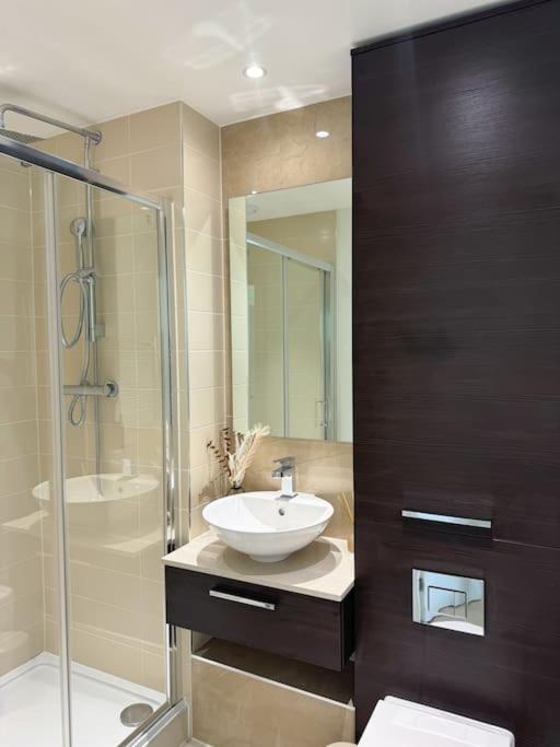 Luxury 2 Bed 2 Bath 1 Min From Station Leilighet *