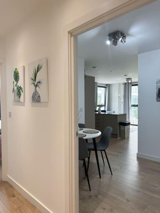 Luxury 2 Bed 2 Bath 1 Min From Station Leilighet