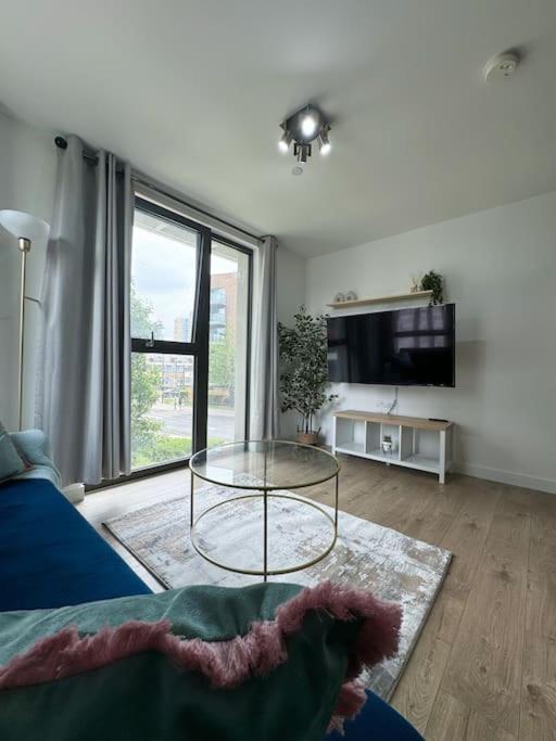 Luxury 2 Bed 2 Bath 1 Min From Station Leilighet London