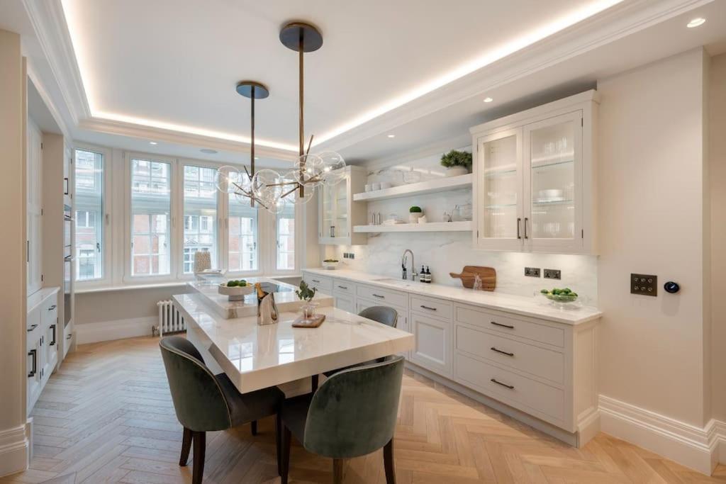 Knightsbridge, Hyde Park- Sw1 London