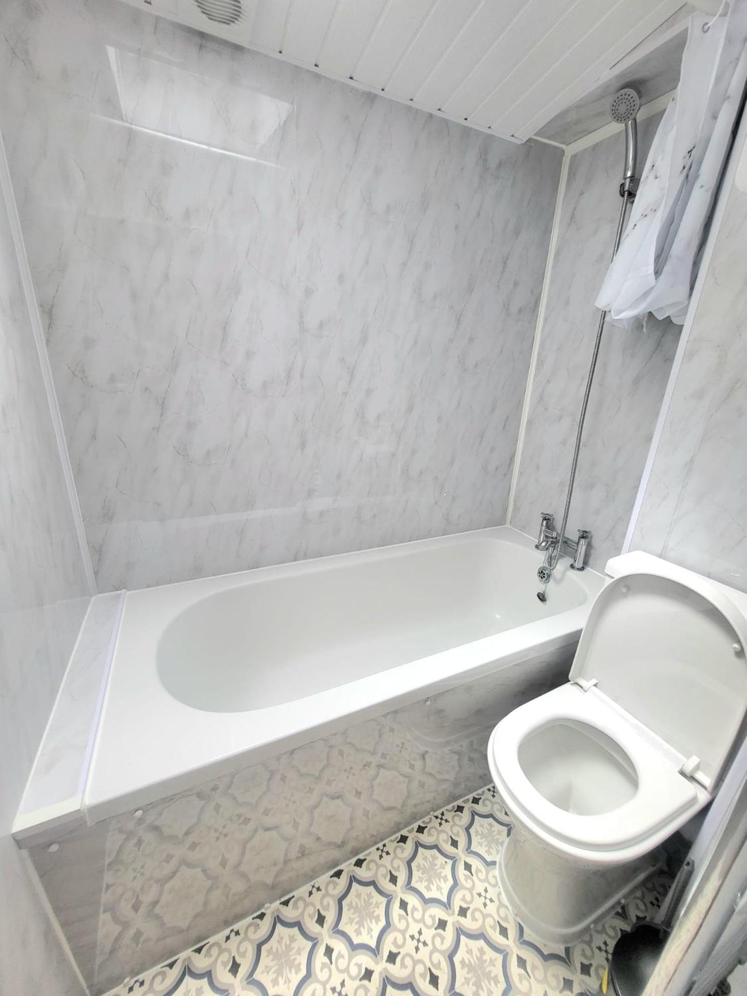 Gasthuis En-suite Double - Leytonstone E11