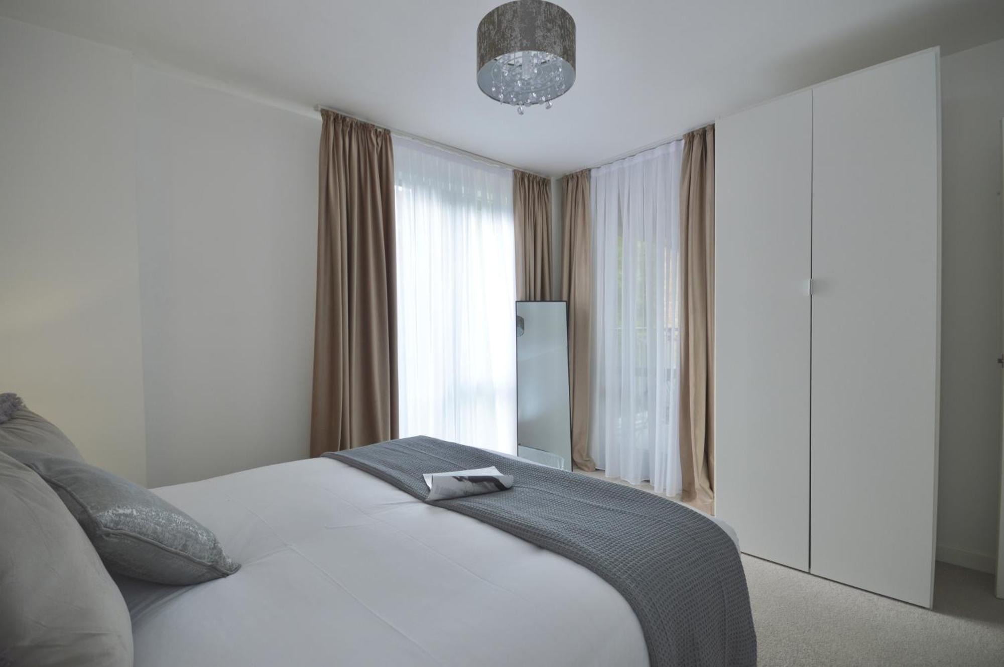 Modern 2 Bedroom Steps From Vauxhall St * Londen
