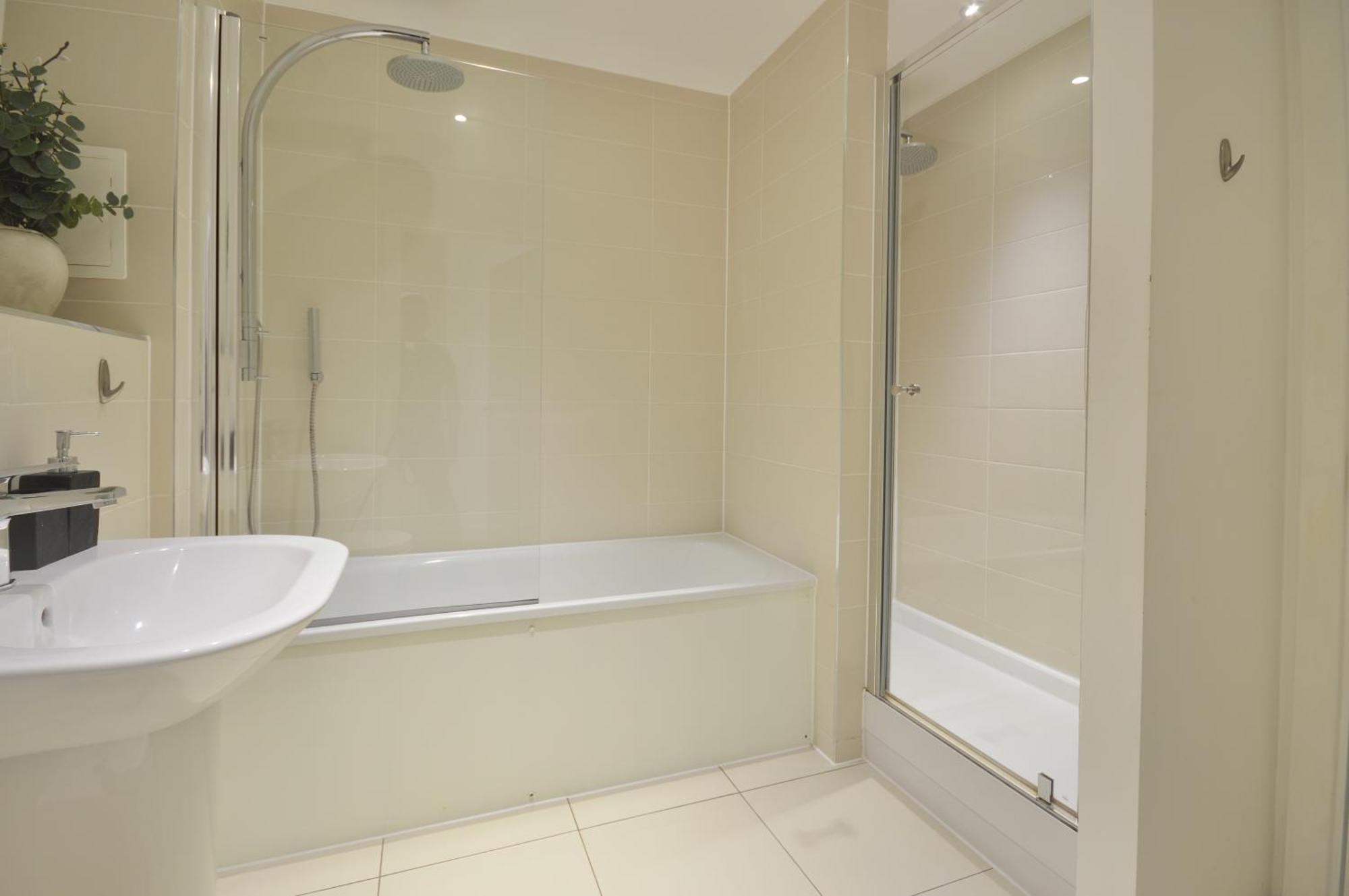 Modern 2 Bedroom Steps From Vauxhall St * Londen
