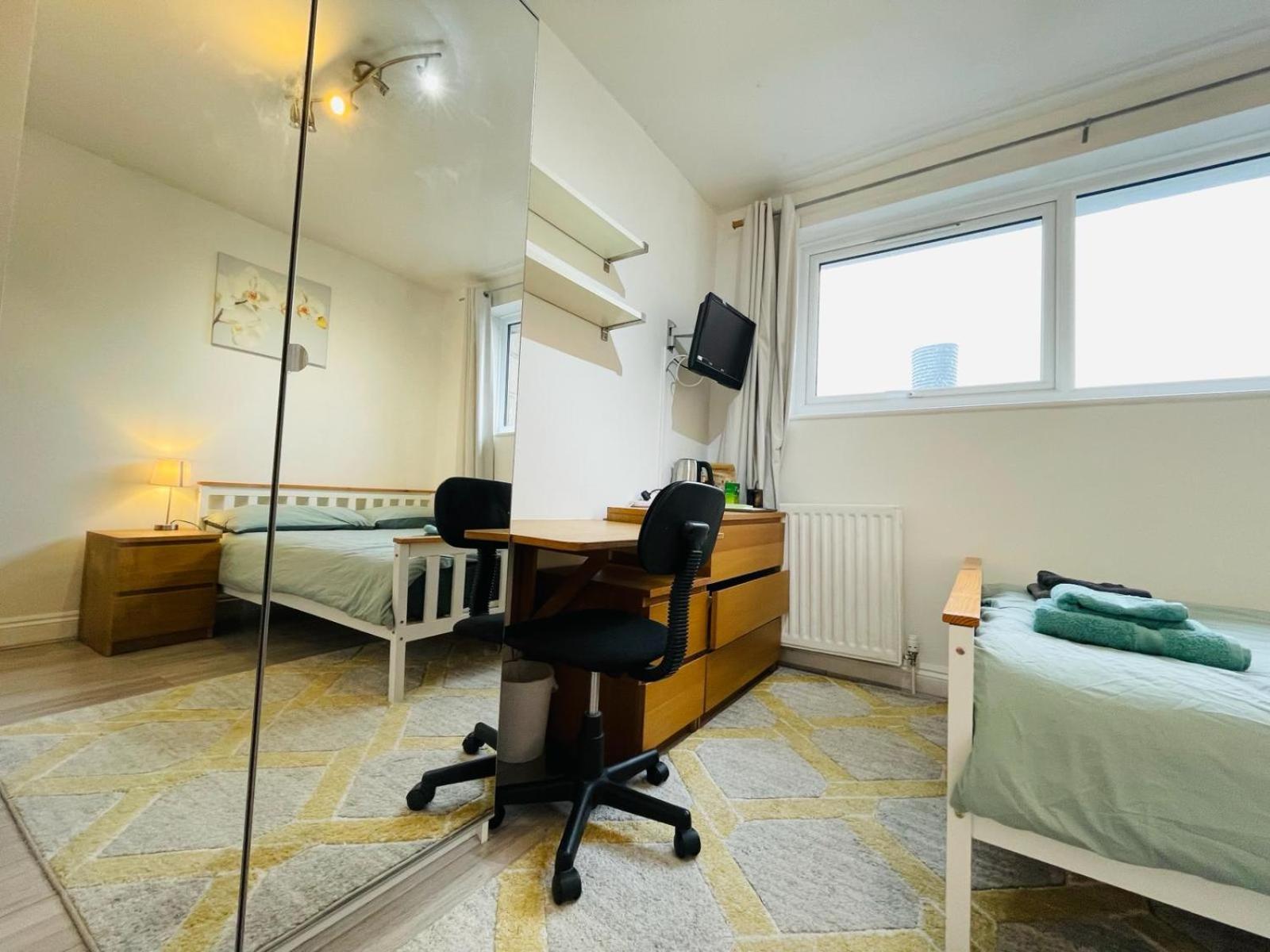 Gasthof Spacious Double Bedroom With Private Bathroom Ensuite In Canary Wharf E14, Only 1 Stop To Excel And O2 For Short Or Long Let In Canary Wharf, Less Than An Hour From Heathrow, Stansted And Gatwick Airport