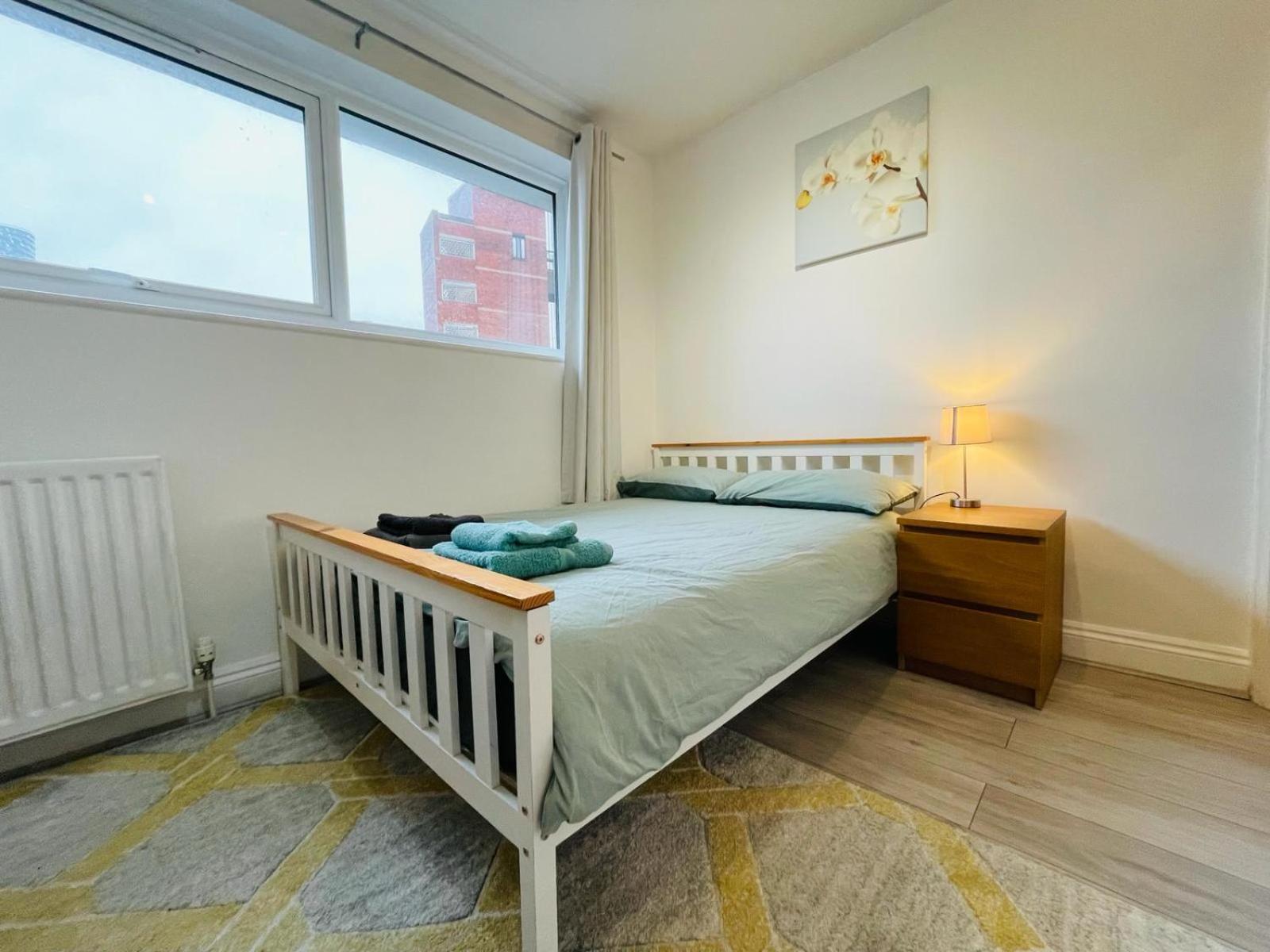 Spacious Double Bedroom With Private Bathroom Ensuite In Canary Wharf E14, Only 1 Stop To Excel And O2 For Short Or Long Let In Canary Wharf, Less Than An Hour From Heathrow, Stansted And Gatwick Airport Gasthof London