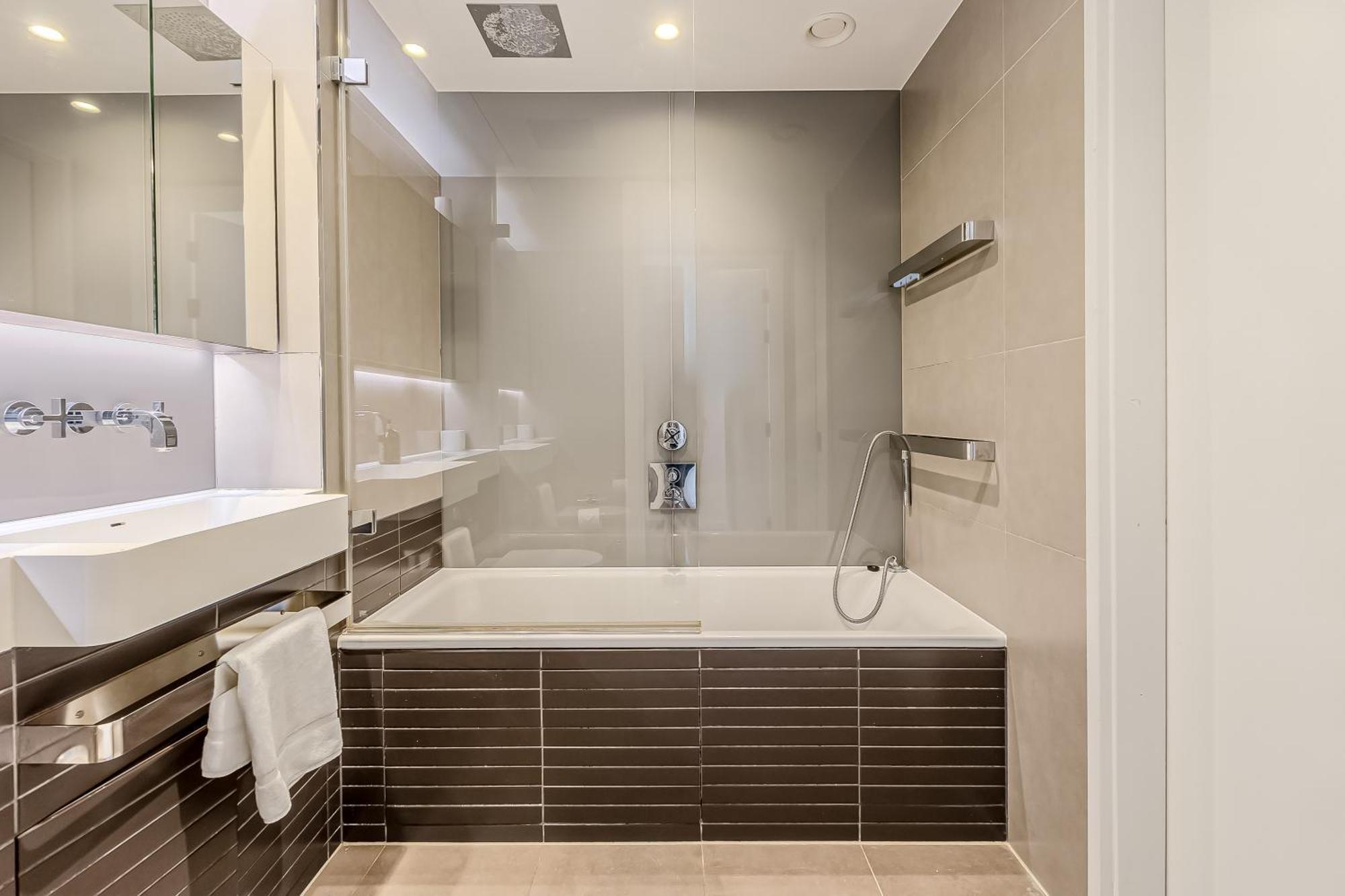 Radiant 2 Bdr With Balcony In Luxury Building Apartment