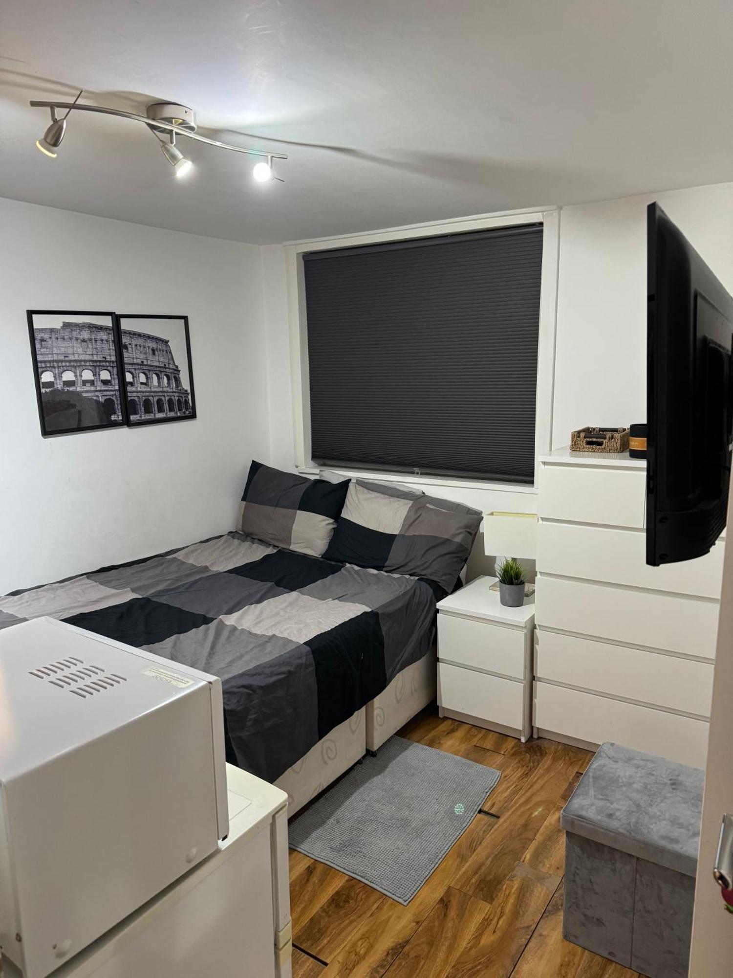 Double Bed With En-suite & Free Parking In Cricklewood Nw2 London