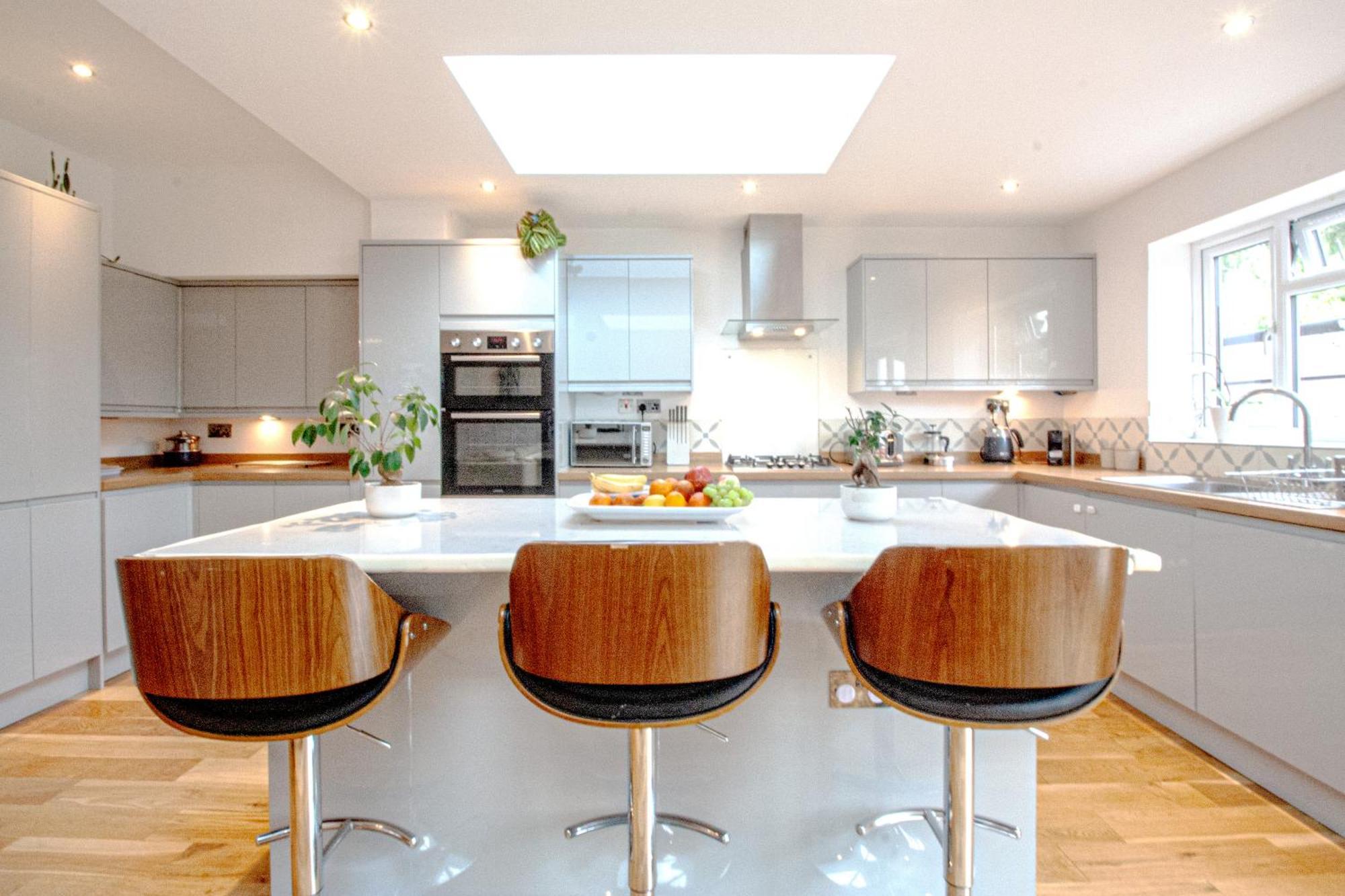 Beautiful 4 Bedroom With Garden Sleeps 10 Apartment