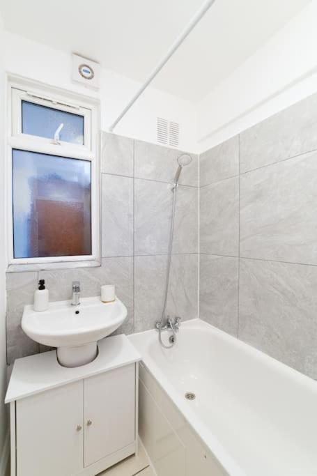 Apartamento Two Bedroom By Buonomo Short Lets & Serviced In Balham With Balcony *
