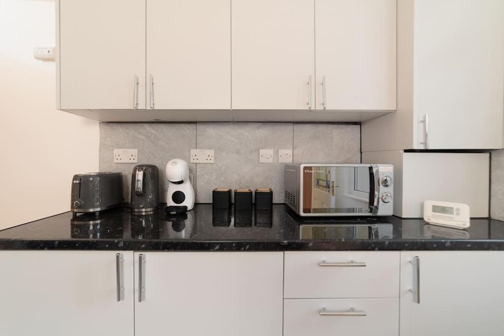 Two Bedroom By Buonomo Short Lets & Serviced In Balham With Balcony Apartamento