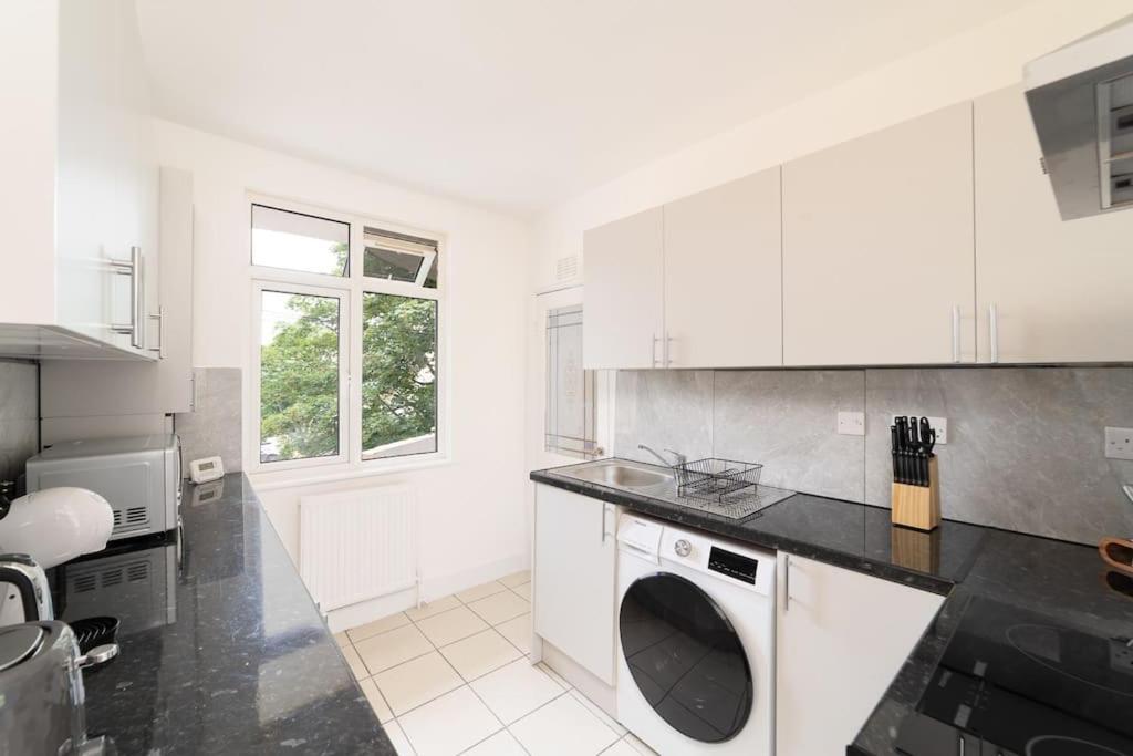 Two Bedroom By Buonomo Short Lets & Serviced In Balham With Balcony * Londres
