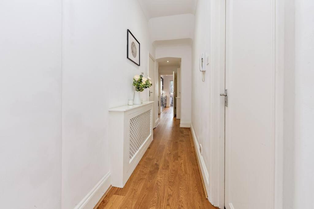 Charming Hampstead Retreat With Patio Apartment