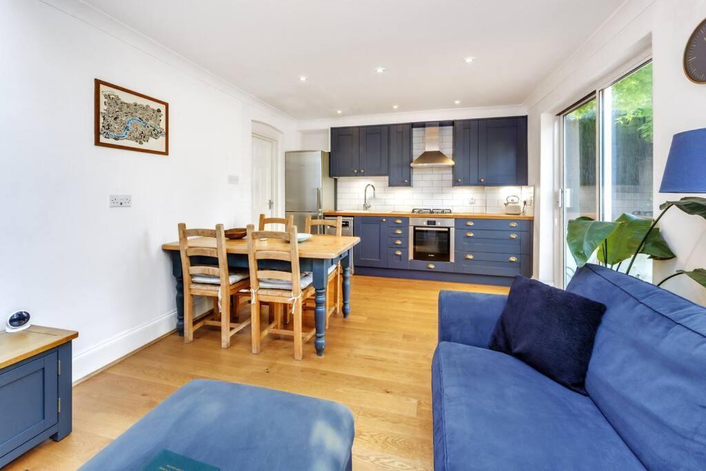 Charming Hampstead Retreat With Patio Leilighet London