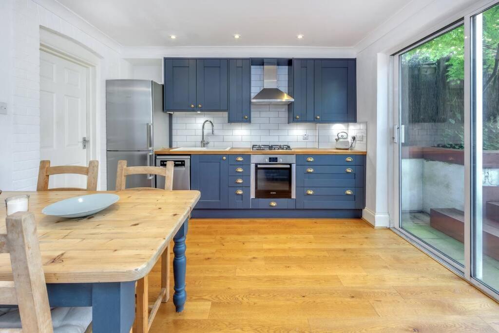 Charming Hampstead Retreat With Patio Leilighet London