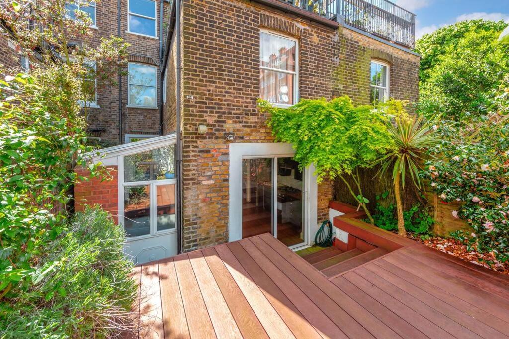 Charming Hampstead Retreat With Patio Leilighet