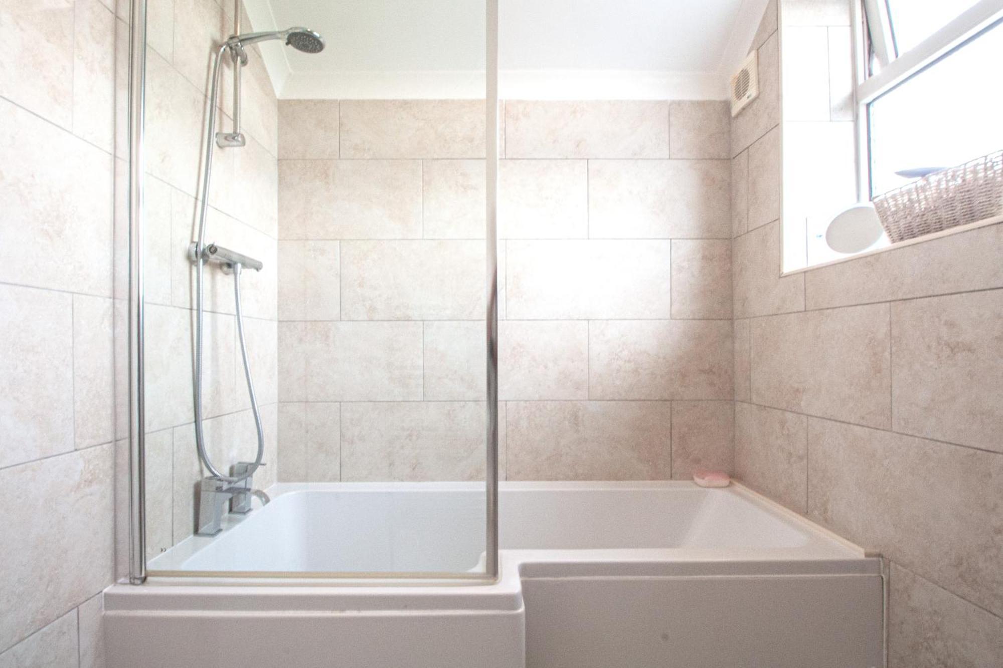 Beautiful 4 Bedroom With Garden Sleeps 10 Apartment London