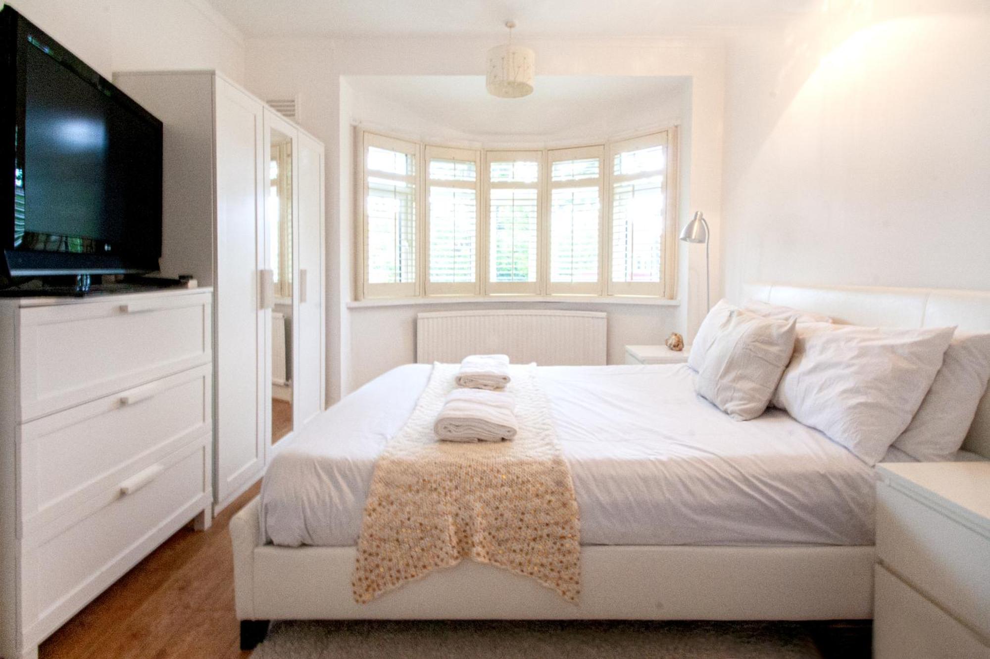 Beautiful 4 Bedroom With Garden Sleeps 10 London