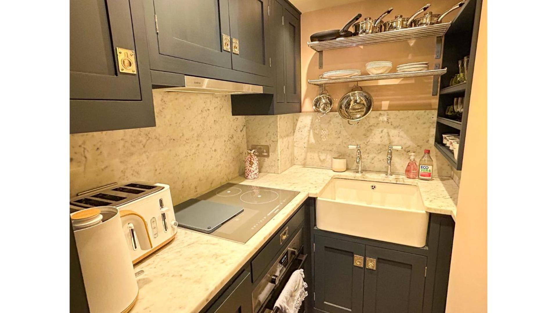 Unique 1bd With Large Private Patio Queen's Park * London