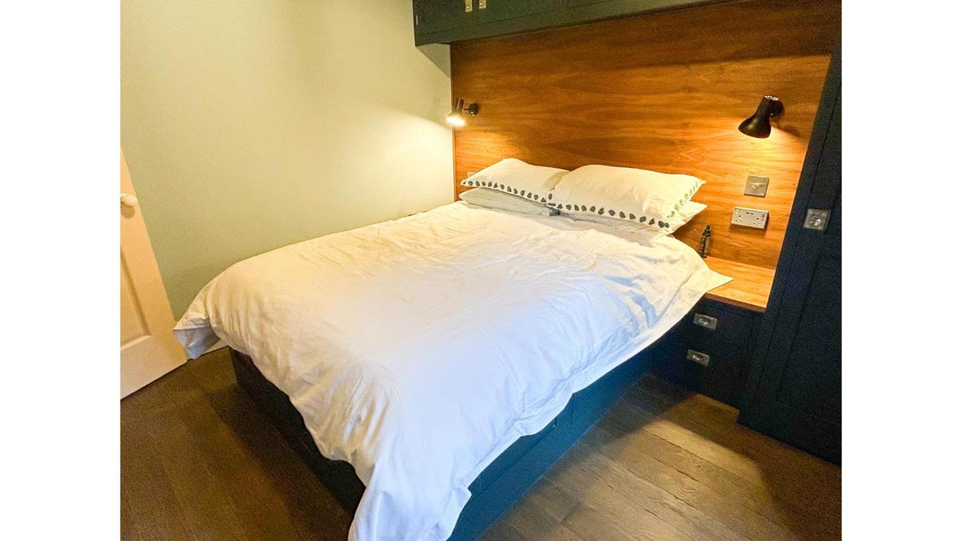 Unique 1bd With Large Private Patio Queen's Park Apartment *