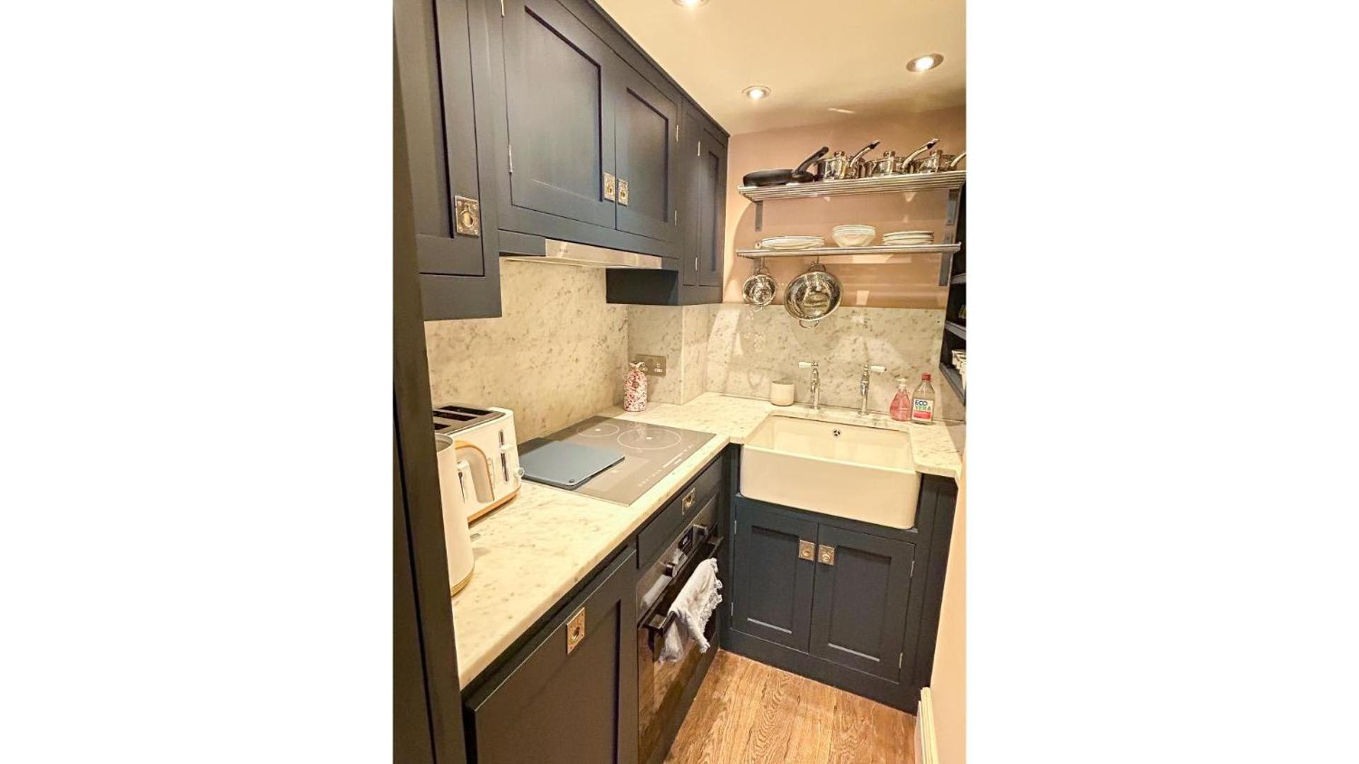 Unique 1bd With Large Private Patio Queen's Park Apartment
