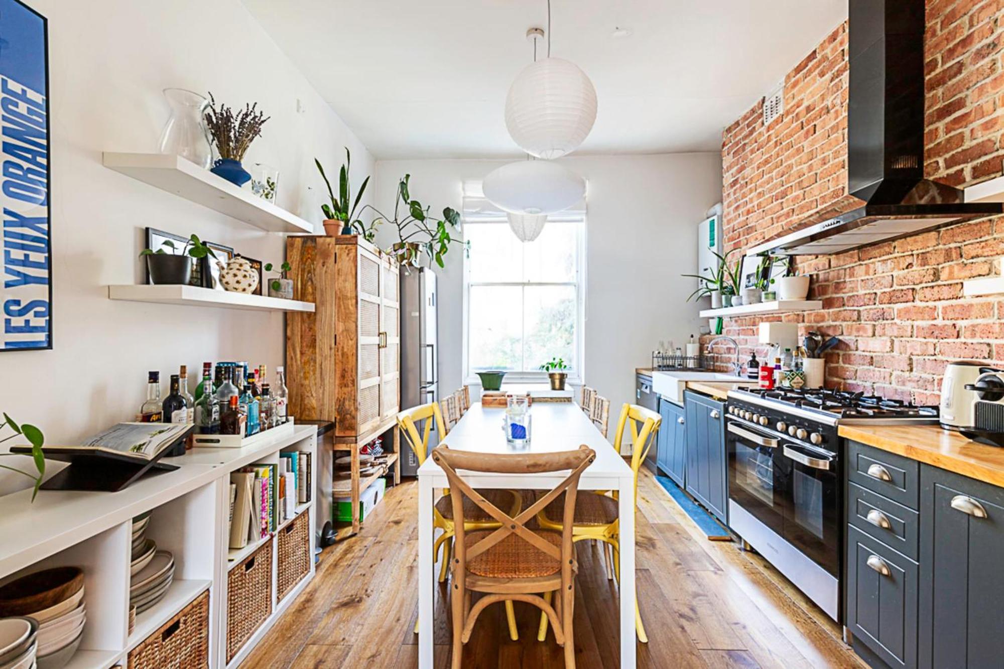 Colourful And Cosy In De Beauvoir Town Apartment