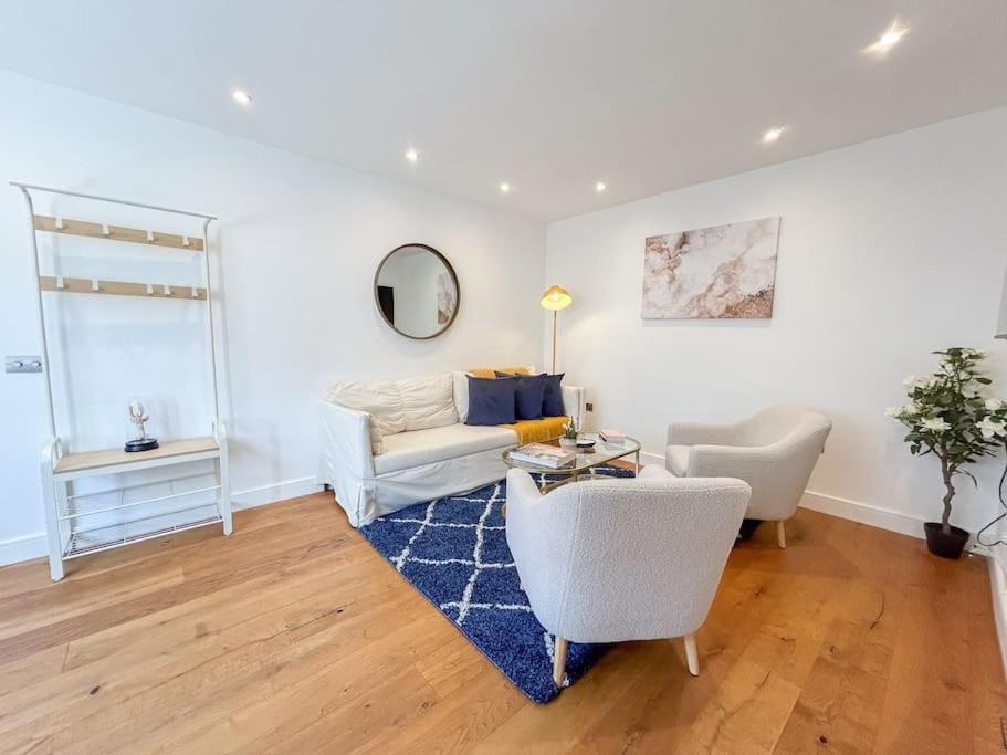 Two Bedroom Notting Hill Delight Apartment London