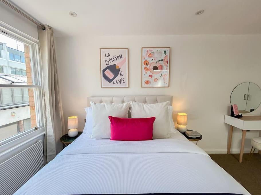 Two Bedroom Notting Hill Delight Apartment London
