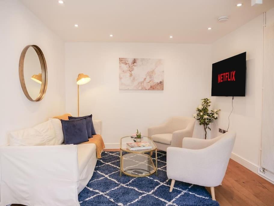 Two Bedroom Notting Hill Delight Apartment *