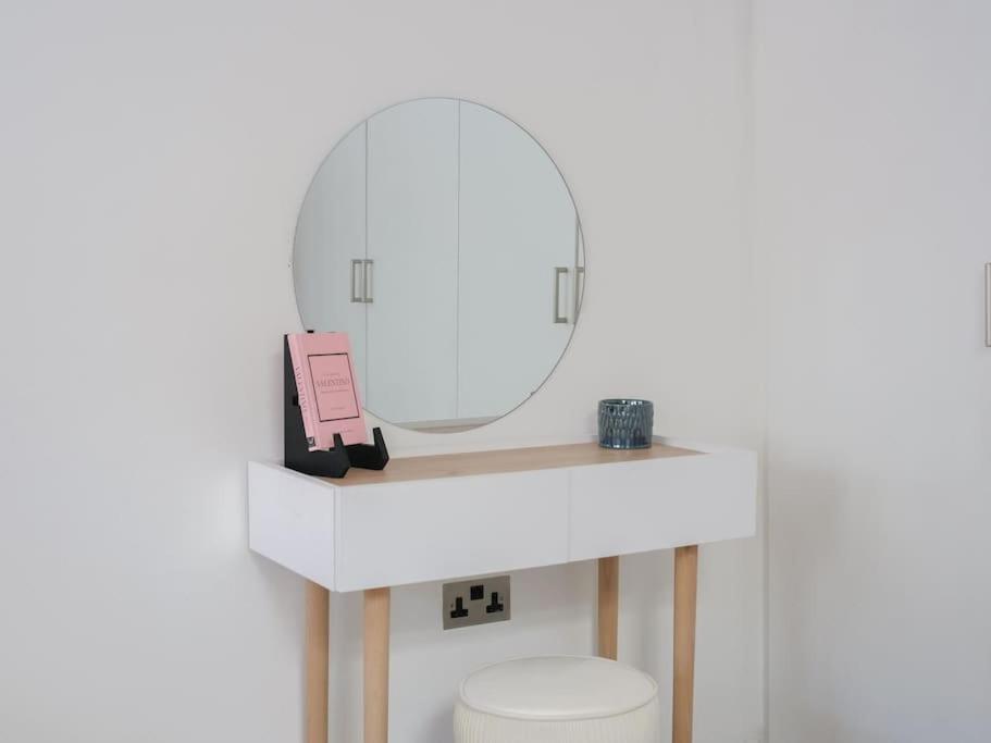 Apartment Two Bedroom Notting Hill Delight *