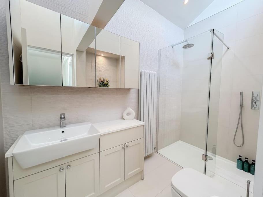 Two Bedroom Notting Hill Delight Apartment London